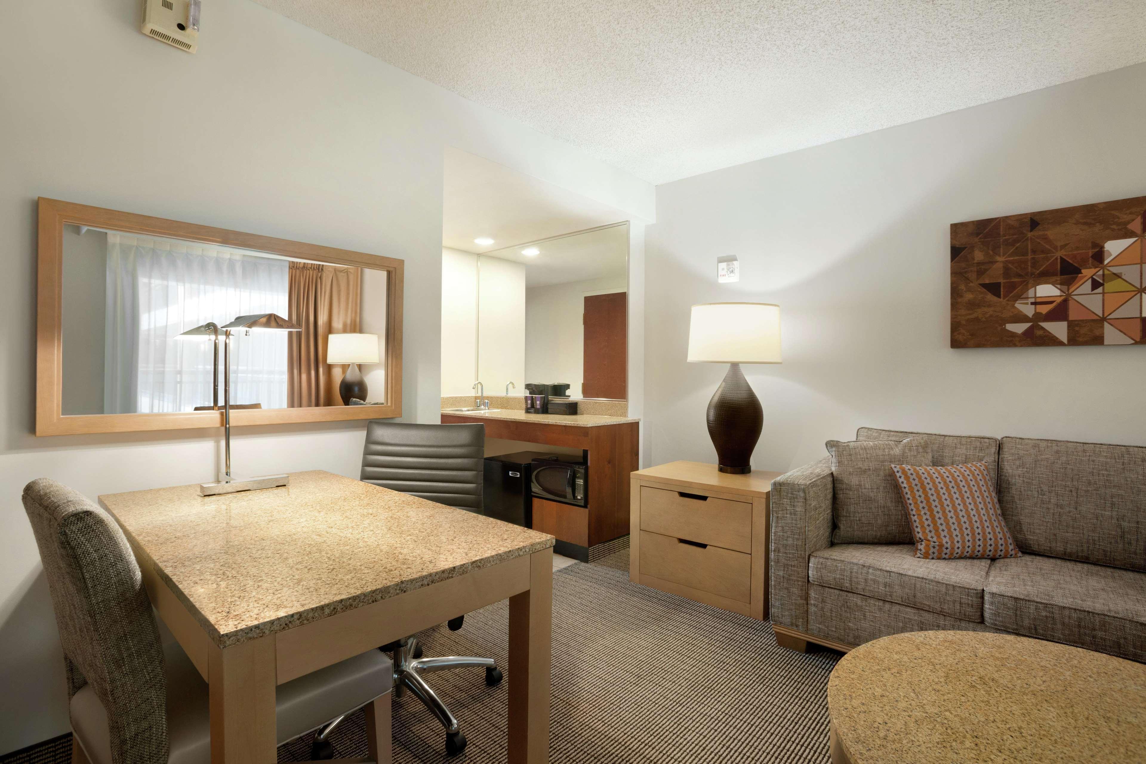 Embassy Suites By Hilton Denver International Airport Dış mekan fotoğraf